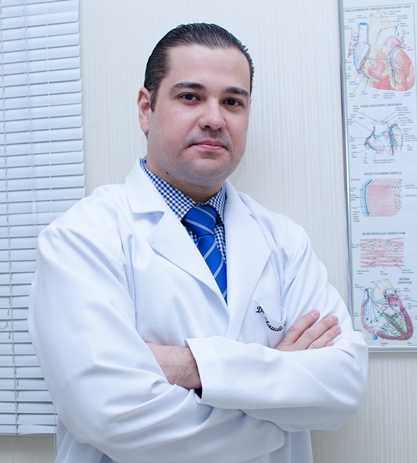 O cardiologista, Dr. Claudio Francisconi (CRM 24129) alerta para os perigos do cigarro para o coração.